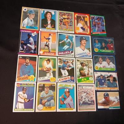 A VARIETY OF BASEBALL TRADING CARDS (2)