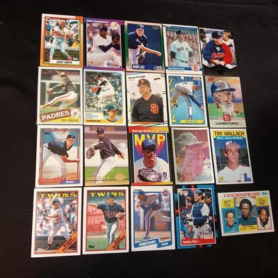 A VARIETY OF BASEBALL TRADING CARDS (3)