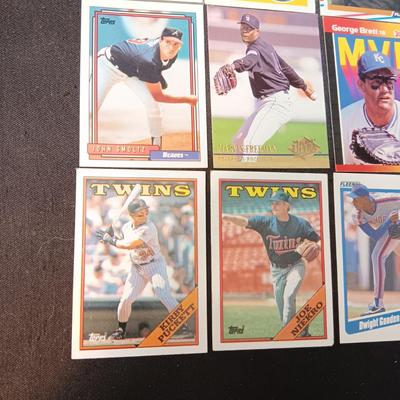 A VARIETY OF BASEBALL TRADING CARDS (3)