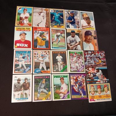 A VARIETY OF BASEBALL TRADING CARDS (4)