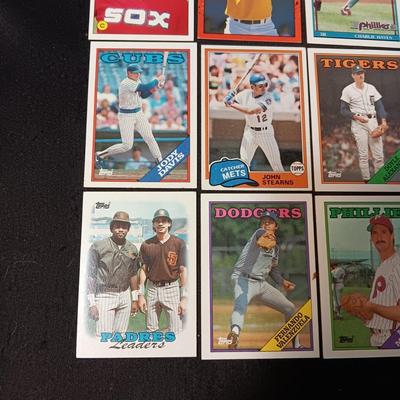 A VARIETY OF BASEBALL TRADING CARDS (4)