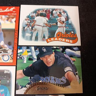 A VARIETY OF BASEBALL TRADING CARDS (5)
