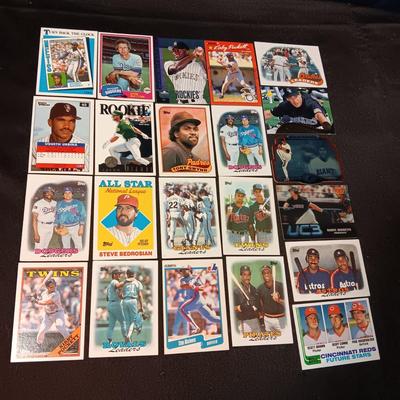 A VARIETY OF BASEBALL TRADING CARDS (5)