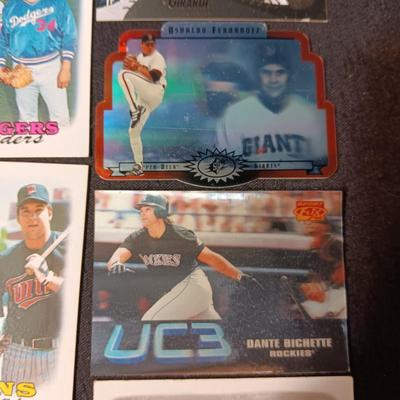 A VARIETY OF BASEBALL TRADING CARDS (5)