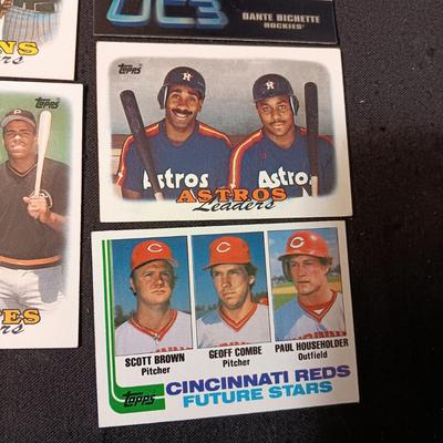 A VARIETY OF BASEBALL TRADING CARDS (5)