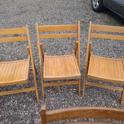 6 WOODEN FOLDING CHAIRS