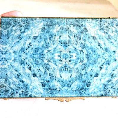 Sale Photo Thumbnail #92: in good condition
top appears to me to be blue, bottom appears to me to be green