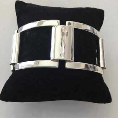 Linda Dano chunky silver tone Square curve link bracelet very nice. Excellent condition.