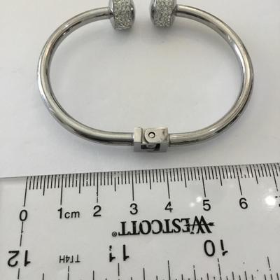 Beautiful stainless steel hinged bracelet