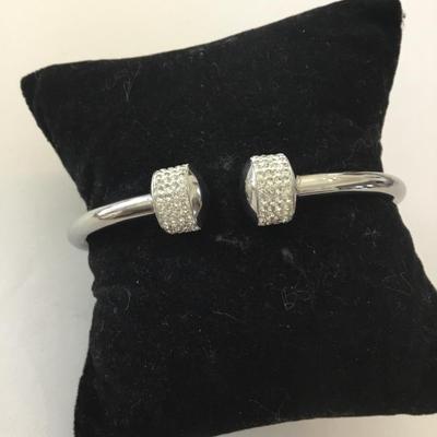 Beautiful stainless steel hinged bracelet