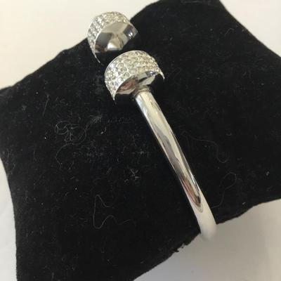 Beautiful stainless steel hinged bracelet