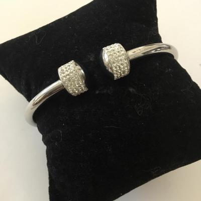 Beautiful stainless steel hinged bracelet