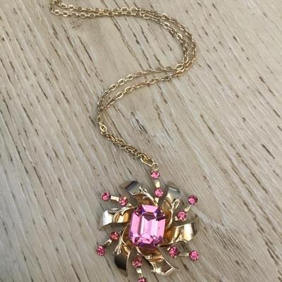 Gorgeous, vintage, crystal pink rhinestone pendant necklace very beautiful very nice