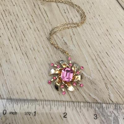 Gorgeous, vintage, crystal pink rhinestone pendant necklace very beautiful very nice