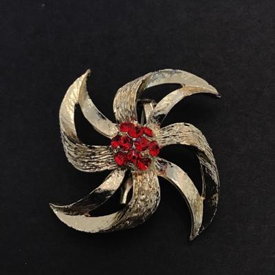 Vintage gold tone brooch with red Rhinestones