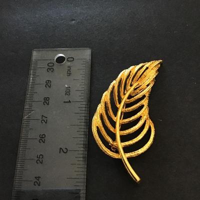 Gold tone leaf brooch