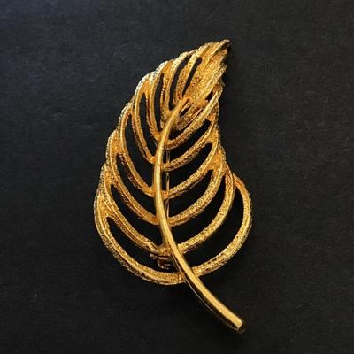 Gold tone leaf brooch