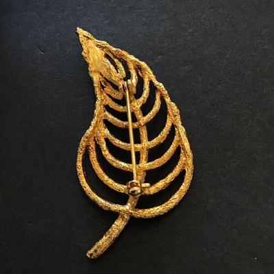 Gold tone leaf brooch