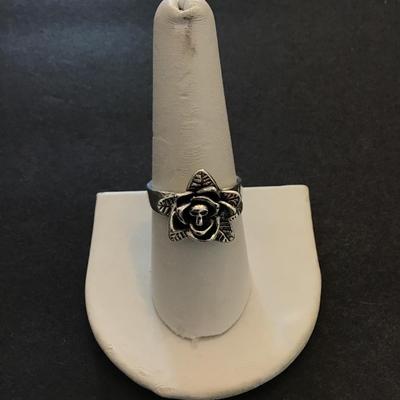 Pretty silver tone flower ring with skull