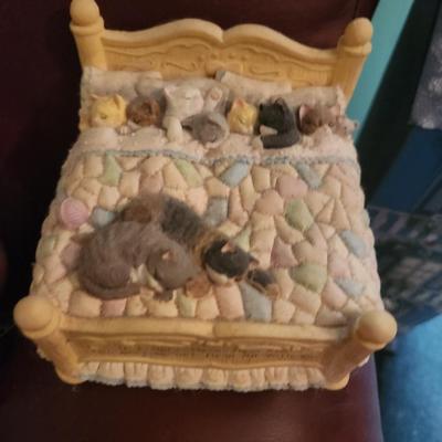 Ceramic Cats in a Bed Decoration " nine lives"