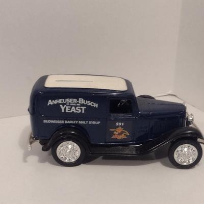 Pair of ERTL Scale Model Die Cast Banks- Budweiser Delivery Vans