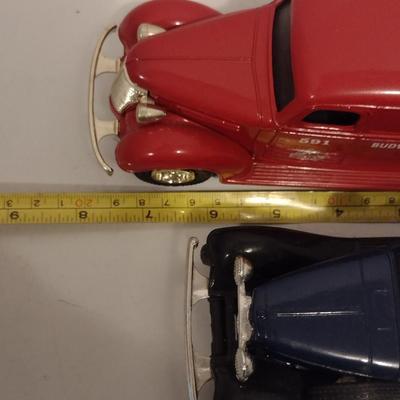 Pair of ERTL Scale Model Die Cast Banks- Budweiser Delivery Vans