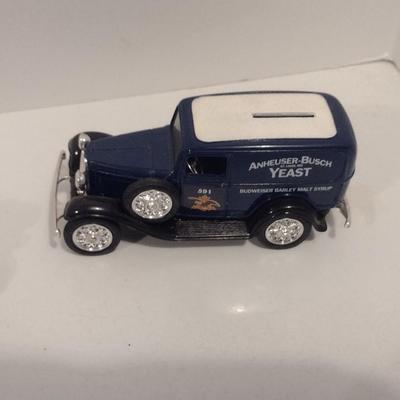 Pair of ERTL Scale Model Die Cast Banks- Budweiser Delivery Vans