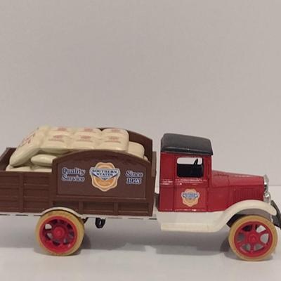 Pair of ERTL Scale Model Die Cast Banks- Southern States Delivery Trucks
