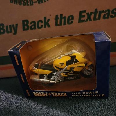 Roadtrack 1/18 Scale Motorcycle