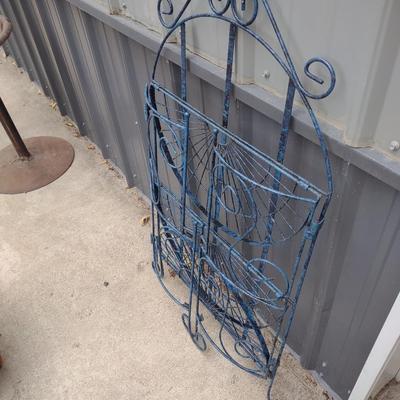 FLOWER POTS, FOLDING METAL SHELF, GARDEN GNOMES & TOOLS