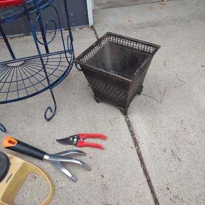 FLOWER POTS, FOLDING METAL SHELF, GARDEN GNOMES & TOOLS
