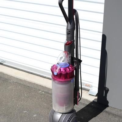 Sale Photo Thumbnail #93: Looks in good shape, canister is dirty has attachments on the side
untested