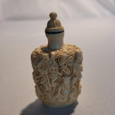 Carved Resin Snuff Bottles (K-EL)