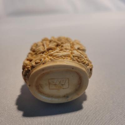 Carved Resin Snuff Bottles (K-EL)