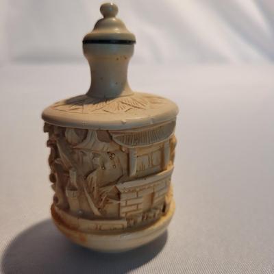 Carved Resin Snuff Bottles (K-EL)