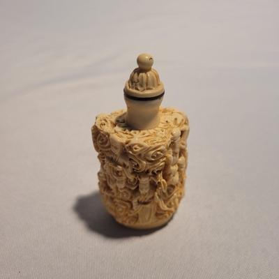 Carved Resin Snuff Bottles (K-EL)
