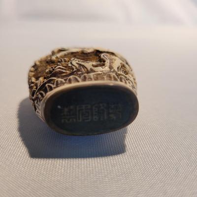 Carved Resin Snuff Bottles (K-EL)