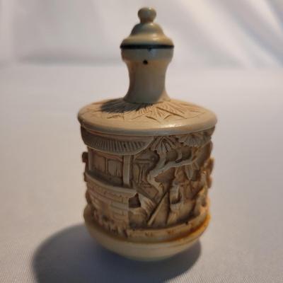 Carved Resin Snuff Bottles (K-EL)