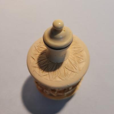 Carved Resin Snuff Bottles (K-EL)