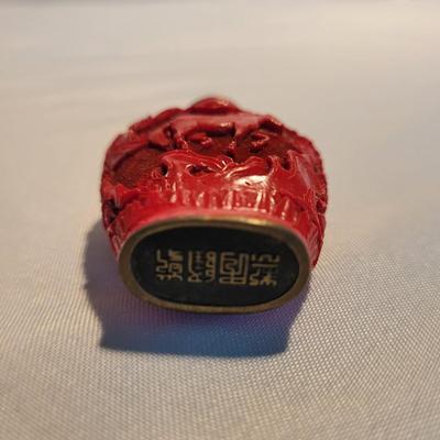 Carved Resin Snuff Bottles (K-EL)