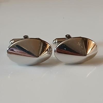 Men's tie clips and cuff links