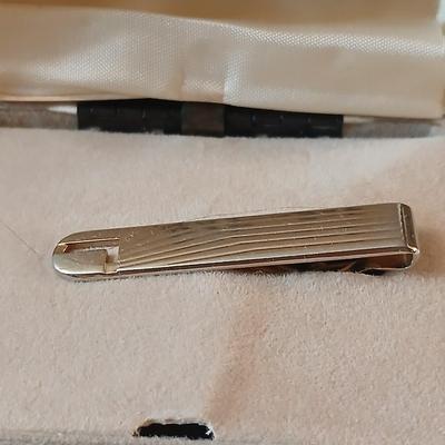 Men's tie clips and cuff links