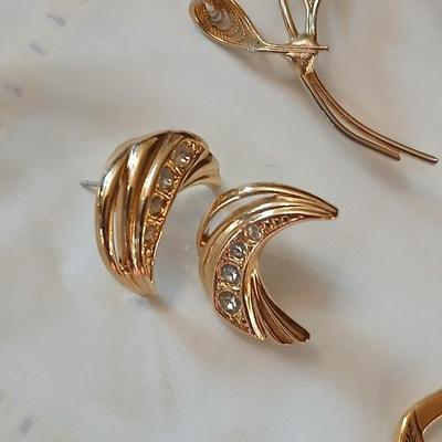 Vintage gold toned leaf themed Jewlery - Brooch pins, earrings, Money, Laurel Burch, Sarah Coventry