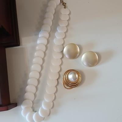 Jewlery box with assorted jewelry