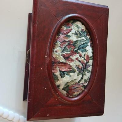 Jewlery box with assorted jewelry