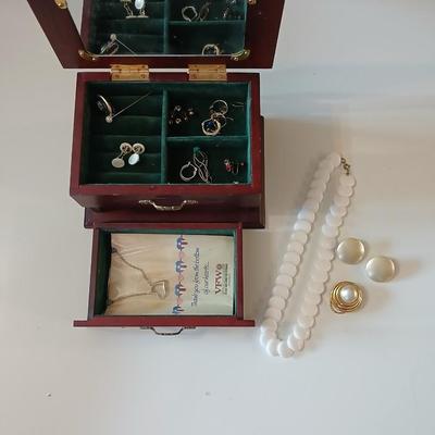 Jewlery box with assorted jewelry