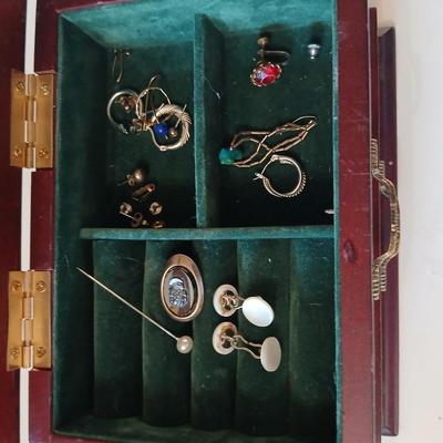 Jewlery box with assorted jewelry