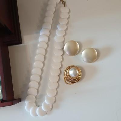 Jewlery box with assorted jewelry