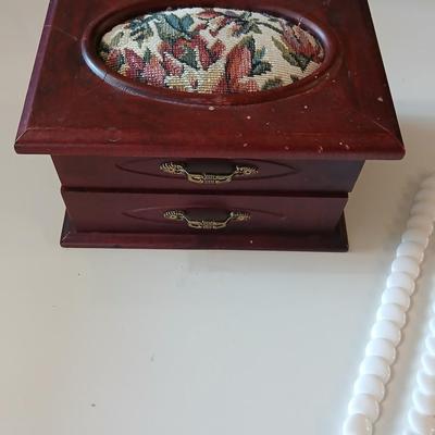 Jewlery box with assorted jewelry