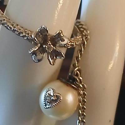 For the love of your life - Pearl necklace with embellished heart and a 14 KT marked band with flower